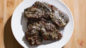 Bild vom gegrillten Fleisch mit der Senfmarinade mit Bier