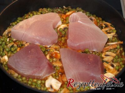 Der Thunfisch wird auf das Gemüse mit Soße gegeben