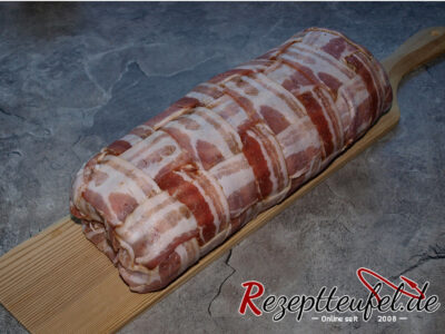 In ein Specknetz (Baconnetz) eingewickelte Bacon Bomb