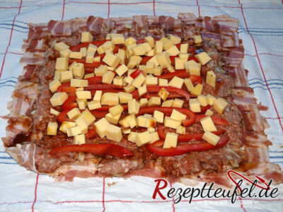 Das Specknetz mit Hackfleisch und Füllung