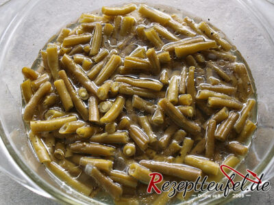 Der servierbereite Bohnensalat mit Öl und Pfeffer abgeschmeckt