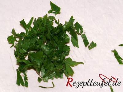 Grob geschnittene glatte Petersilie