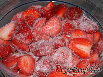 Die Erdbeeren mit dem Zucker