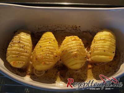 Die Fächerkartoffeln bevor der Käse darauf kommt