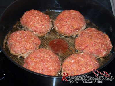 Die Frikadellen sind in der Pfanne