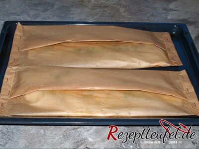 Backpapierpakete auf dem Backblech