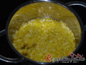 Die Zwiebeln andünsten