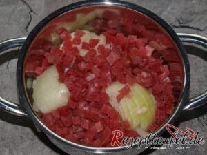 Zwiebeln und Speck im Topf