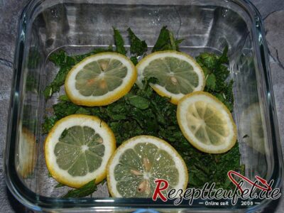 Zitronenscheiben auf die Minze geben