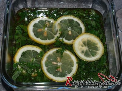 Das Zuckerwasser auf die Minze geben