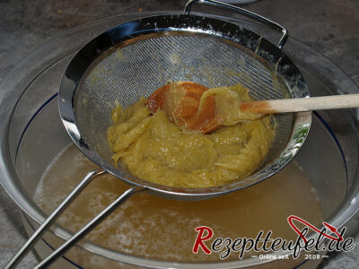 Die Rhabarberfasern werden vom Saft getrennt