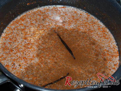 Der Rhabarbersaft mit den Gewürzen und dem Zucker