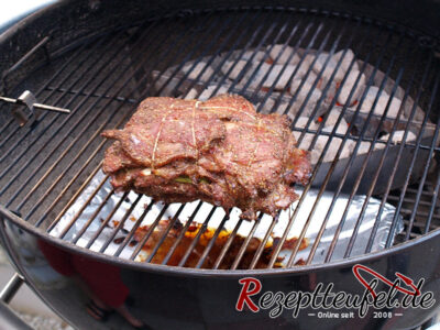 Der gegarte Schichtbraten auf dem Grill