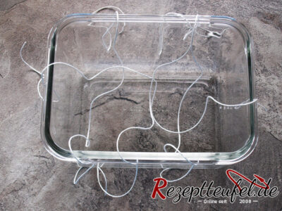 Mit Küchengarn ausgelegte Schüssel