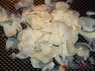 Der geschnittene Knoblauch in der Pfanne