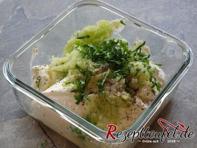 Alle Zutaten für das Tzatziki in eine Schüssel geben