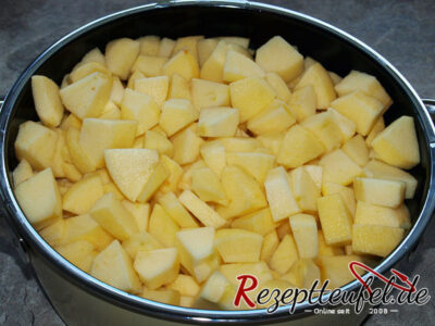 Die geschälten und geschnittenen Äpfel in einen Topf geben