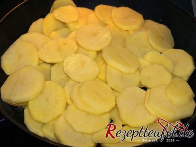 Die Kartoffelscheiben in der Pfanne