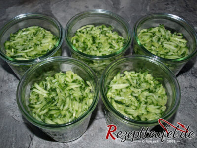 Gurkenstifte auf Einmachgläser verteilen