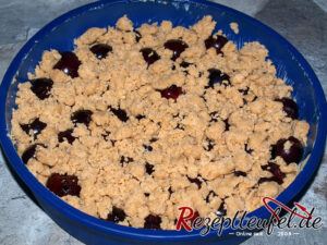 Die Zimtstreusel als oberste Schicht verteilen