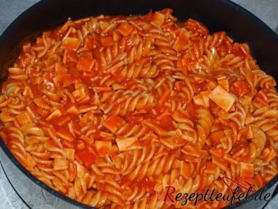 Pasta mit der Soße vermengt