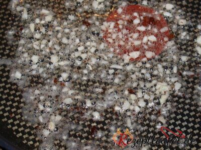 Knoblauch anschwitzen