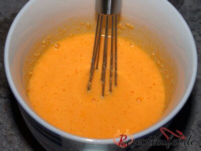 Eigelbe mit Käse vermengen