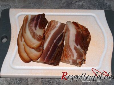 Die Speckscheiben in 3 Stücke zerschneiden