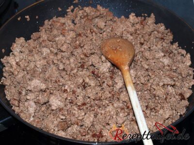 Das Hackfleisch krümelig anbraten