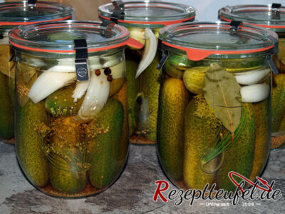 Der Sud ist aufgegossen und die Deckel mit Gummiringen und Klammern angebracht