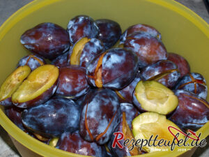 Die vorbereiteten Zwetschgen