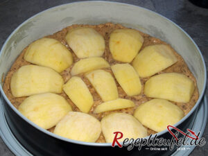 Äpfel auf dem Kuchenteig verteilen