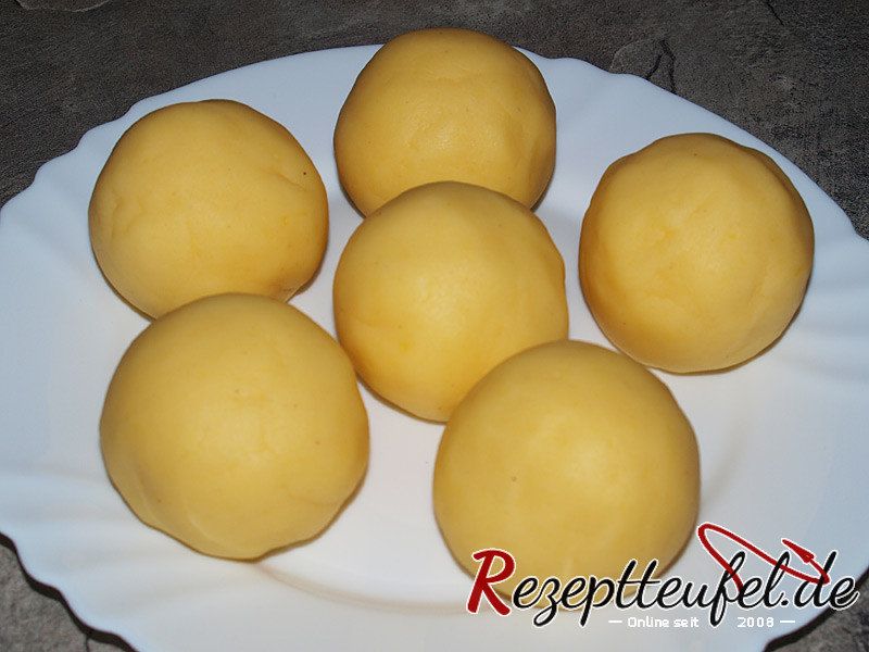 Den Kartoffelteig zu 6 Knödeln formen