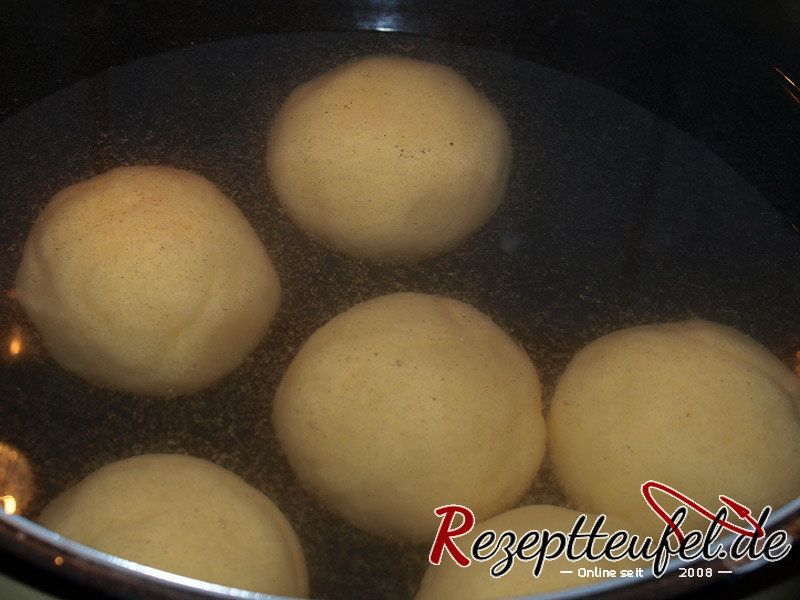 Die Knödel sinken im Wasser erst nach unten