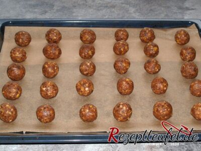 Walnussgroße Teigkugeln formen