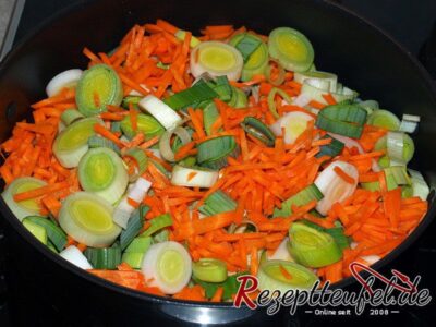 Das geschnittene Gemüse wird in der Pfannegeschort