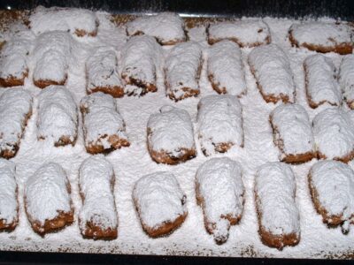 Mit Butter bepinselt und Puderzucker bestäubt