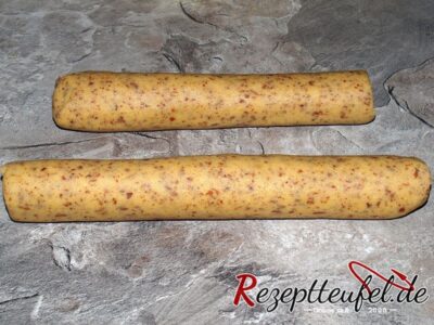 Nach dem Kühldurchgang aus dem Teig Rollen formen