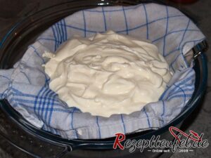 Joghurt im Tuch welches in einem Sieb liegt