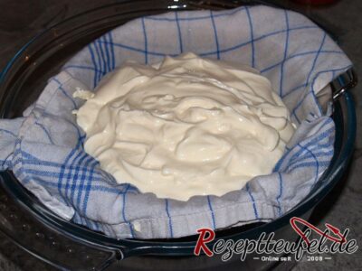 Joghurt im Tuch welches in einem Sieb liegt