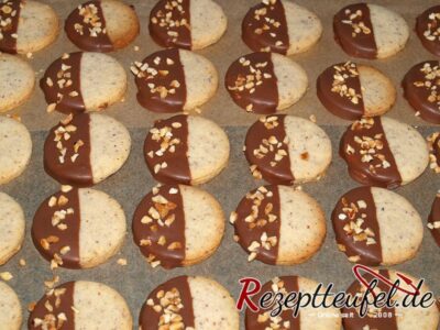 Die fertigen Taler mit Kuvertüre und Haselnussstückchen