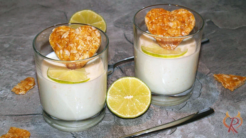 Bild zum Rezept für Joghurt-Limetten-Creme mit Mandelkrokant