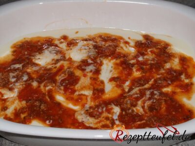Die 1. Schicht in der Auflaufform mit Bolognese und Béchamelsoße