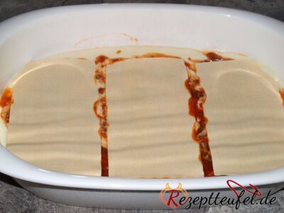 Lasagneplatten auf der 1. Schicht Soße