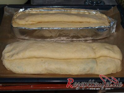 Den Teig an den Längsseiten etwas einschlagen damit der Stollen geschlossen ist