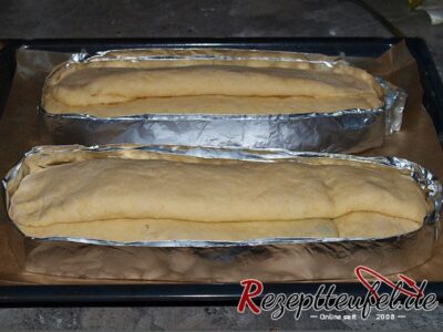 Alufolienstreifen oder Backpapierstreifen um den Teig wickeln