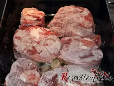 Die gemehlten Beinscheiben anbraten