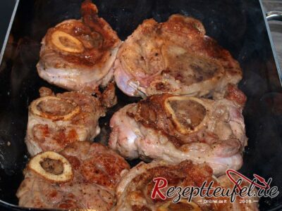 Die gemehlten Beinscheiben anbraten