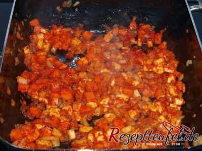 Das Gemüse mit dem Tomatenmark anrösten