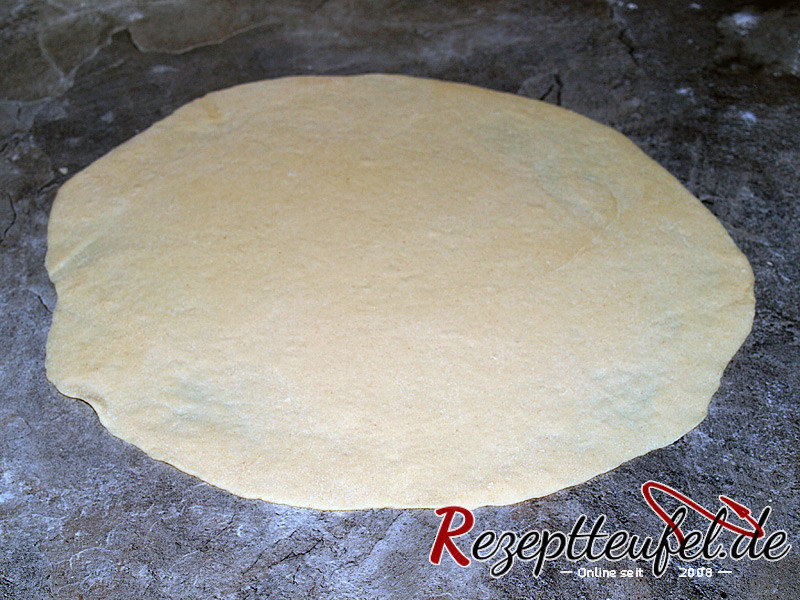 Der Teig kann sehr dünn ausgerollt werden